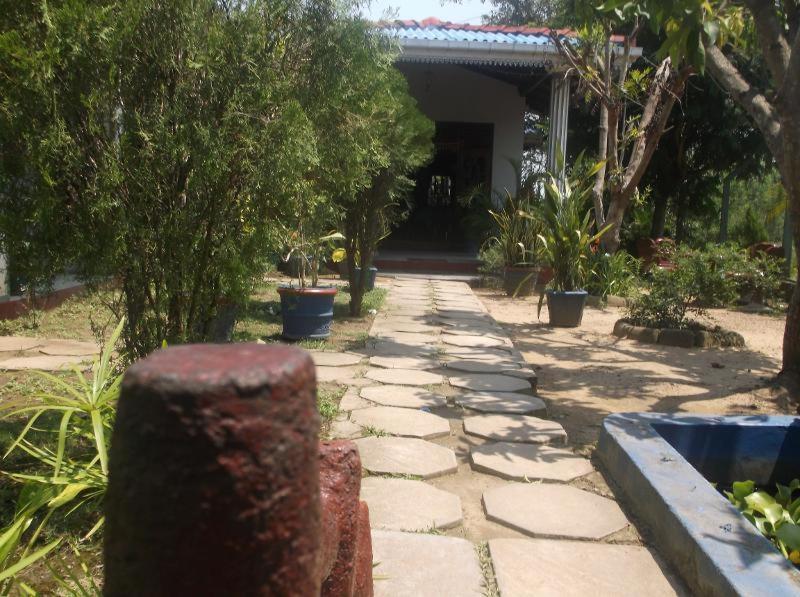 Hansika Guest Inn Buttala Bagian luar foto